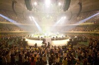 武道館にはヒマワリを手にした約1万1000人のファンが集まった。