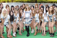 ビキニ姿をあしらったTシャツを着た谷村奈南（写真中央）。