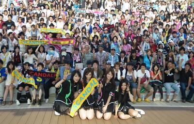 集まったファンと一緒に記念撮影するSCANDAL。