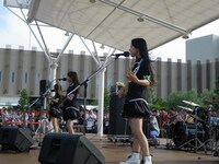 阪急西宮ガーデンズはステージ後方も観客で埋め尽くされるほどの大にぎわいとなった。