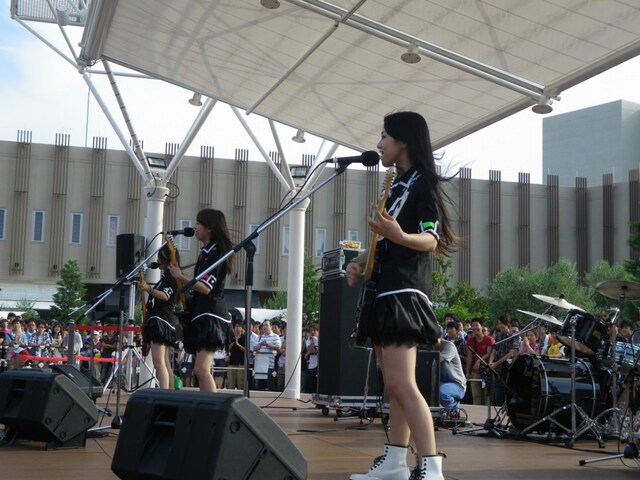 阪急西宮ガーデンズはステージ後方も観客で埋め尽くされるほどの大にぎわいとなった。