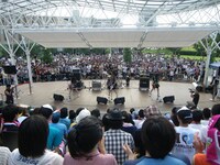 リーダーHARUNAは「東北のみんなにも元気を届けたいので、会場に置いてある募金にも協力してください。関西から元気を送りましょう!!」と、東日本大震災被災地復興のための募金協力を呼びかけた。