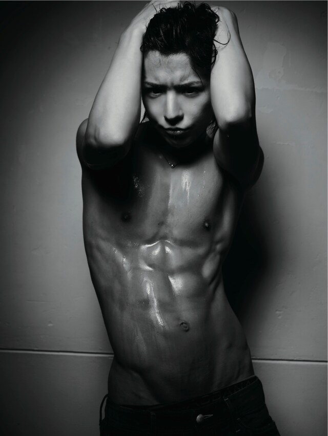 「SHOXX」Vol.224にはイヴの特大ポスターが付録として同梱される。