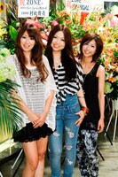 写真左からTOMOKA（Vo, G, Key）、MIYU（Vo, G）、MAIKO（Vo, B）。今回の再結成は、既に芸能界を引退したMIZUHO（Vo, Dr）を除く3人で実現した。