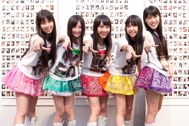 写真は8月14日にビームスT 原宿にて行われたコラボTシャツ発売記念イベント「納涼kwkmおしはがし祭り」の様子。