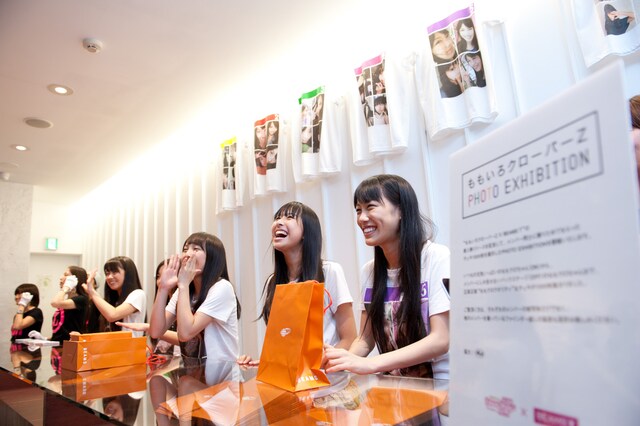 笑顔でファンを出迎えるももいろクローバーZ。