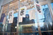 ショーウィンドウの回転式ディスプレイに飾られたBEAMS T×ももクロ歴代コラボTシャツ。