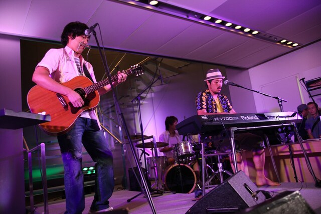 写真はインストアイベントの様子（撮影：矢部志保）。