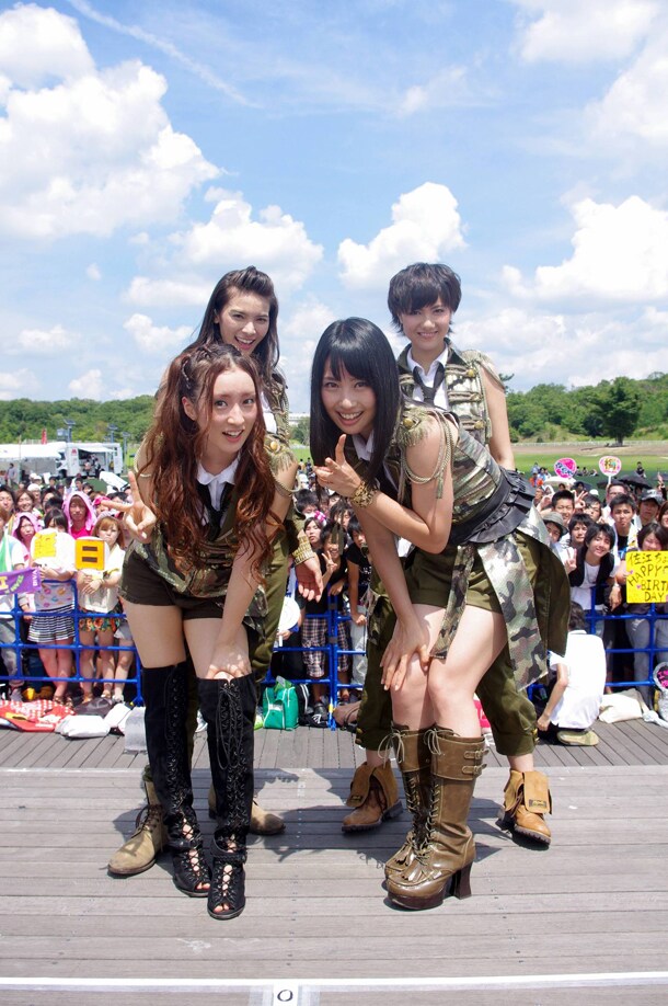 イベント会場にてファンと記念撮影を行うDiVA。