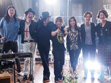 サポートメンバーの山田信正、堀江博久、高桑圭、白根賢一、権藤知彦とともに記念撮影する、スタジオライブ収録時のLOVE PSYCHEDELICO。