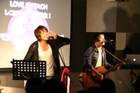 「夏色」を熱唱するゆずの2人。曲が終わると同時にお約束の「もう1回！」コールが起こると、北川悠仁（写真左）は「早すぎる！（笑）」と突っ込んでいた。