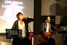 「夏色」を熱唱するゆずの2人。曲が終わると同時にお約束の「もう1回！」コールが起こると、北川悠仁（写真左）は「早すぎる！（笑）」と突っ込んでいた。