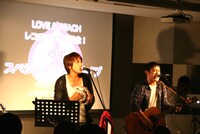 ライブは路上さながらのアットホームな雰囲気で展開された。