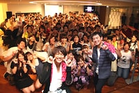 250倍以上の倍率を突破して招待されたファン80人とともに“PEACH”ポーズで記念撮影するゆず。