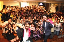 250倍以上の倍率を突破して招待されたファン80人とともに“PEACH”ポーズで記念撮影するゆず。