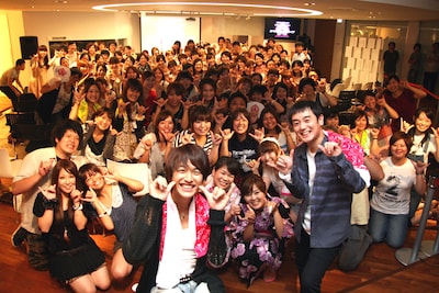 250倍以上の倍率を突破して招待されたファン80人とともに“PEACH”ポーズで記念撮影するゆず。