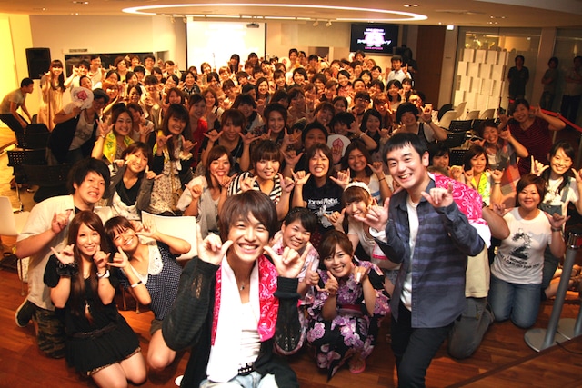 250倍以上の倍率を突破して招待されたファン80人とともに“PEACH”ポーズで記念撮影するゆず。