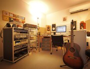 掲載されるプライベートスタジオの写真。誰のスタジオなのかは本を手に取って確かめてみよう。