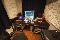 掲載されるプライベートスタジオの写真。誰のスタジオなのかは本を手に取って確かめてみよう。