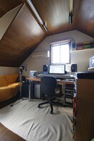 掲載されるプライベートスタジオの写真。誰のスタジオなのかは本を手に取って確かめてみよう。