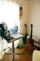 掲載されるプライベートスタジオの写真。誰のスタジオなのかは本を手に取って確かめてみよう。