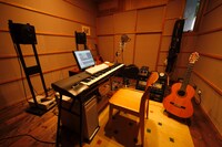 掲載されるプライベートスタジオの写真。誰のスタジオなのかは本を手に取って確かめてみよう。