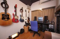 掲載されるプライベートスタジオの写真。誰のスタジオなのかは本を手に取って確かめてみよう。