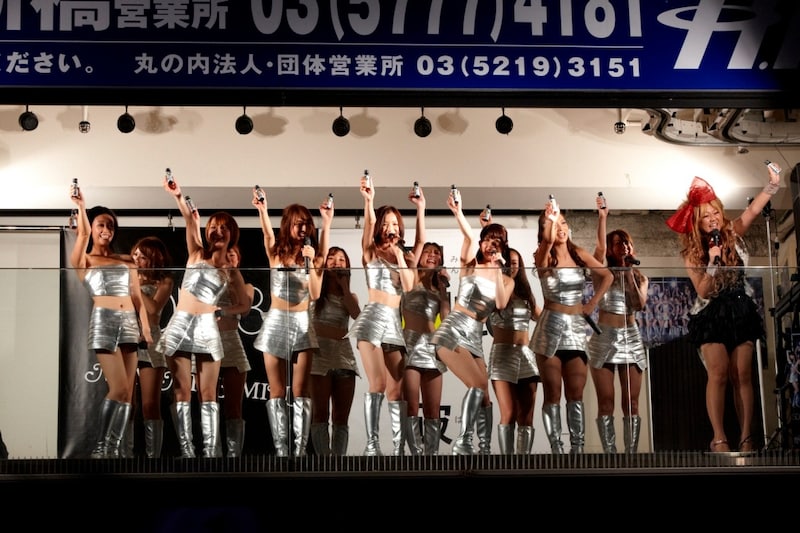 セクシーな衣装とパフォーマンスでサラリーマンを悩殺したSDN48。