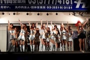 今週の人気の画像5位は「『新橋大好き!』SDN48がサラリーマンたちを悩殺」より、SDN48。