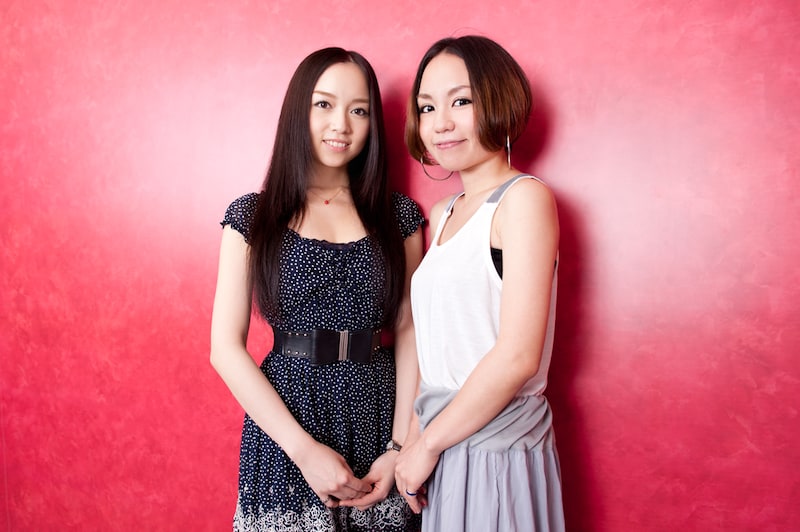 写真左から宮本笑里、多和田えみ。