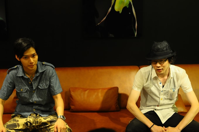 写真は対談の様子。左が山崎賢人、右が近野淳一。