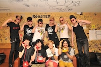 楽屋で記念撮影をする氣志團とthe telephones（撮影：小川舞）。