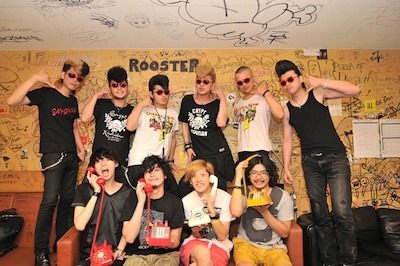 楽屋で記念撮影をする氣志團とthe telephones（撮影：小川舞）。