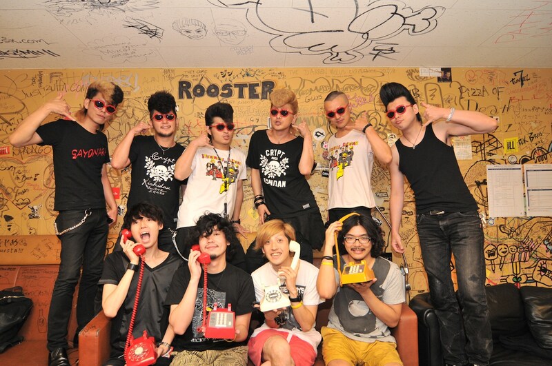 楽屋で記念撮影をする氣志團とthe telephones（撮影：小川舞）。