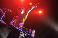 人間ミラーボールと化したthe telephonesの岡本伸明（撮影：小川舞）。