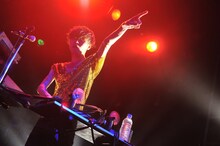 人間ミラーボールと化したthe telephonesの岡本伸明（撮影：小川舞）。