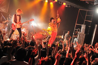 ハイテンションなステージでオーディエンスを魅了したthe telephones（撮影：小川舞）。