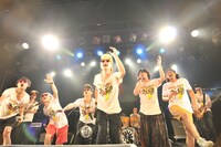 アンコールセッションの模様。なぜか石毛輝の歌声にあわせてスローモーションの動きをみせる出演者たち（撮影：小川舞）。