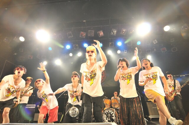 アンコールセッションの模様。なぜか石毛輝の歌声にあわせてスローモーションの動きをみせる出演者たち（撮影：小川舞）。