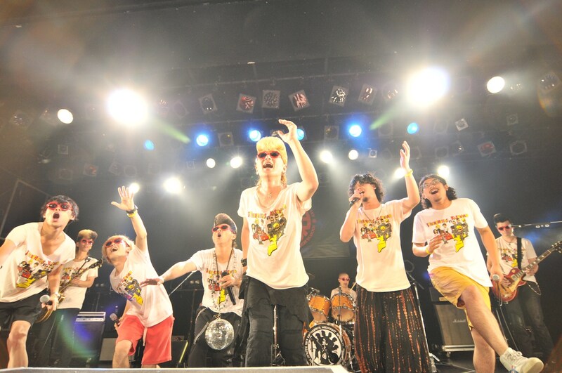 アンコールセッションの模様。なぜか石毛輝の歌声にあわせてスローモーションの動きをみせる出演者たち（撮影：小川舞）。