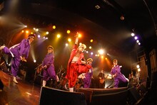 ド派手な特攻服でパフォーマンスをする綾小路翔（Vo）、早乙女光（Dance & Scream）、微熱DANJI（撮影：小川舞）。