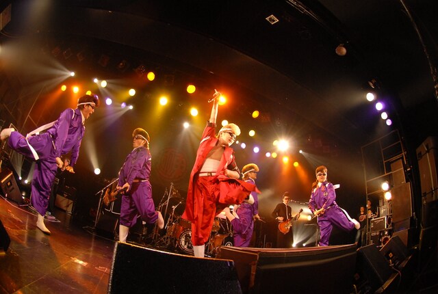 ド派手な特攻服でパフォーマンスをする綾小路翔（Vo）、早乙女光（Dance & Scream）、微熱DANJI（撮影：小川舞）。