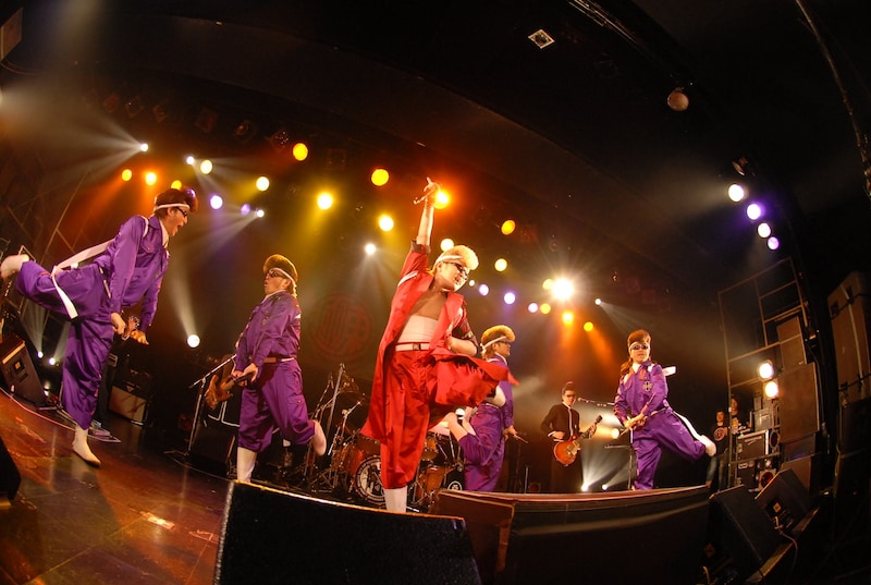 ド派手な特攻服でパフォーマンスをする綾小路翔（Vo）、早乙女光（Dance & Scream）、微熱DANJI（撮影：小川舞）。