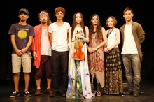 写真左からHIROKI、RYO、YAMATO、宮本笑里、上間綾乃、多和田えみ、中孝介。（Photo : Masumi Kojima）