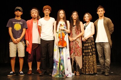 写真左からHIROKI、RYO、YAMATO、宮本笑里、上間綾乃、多和田えみ、中孝介。（Photo : Masumi Kojima）
