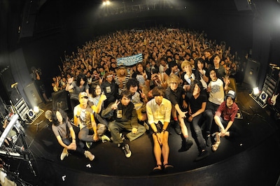 本日8月19日「UKFC on the Road」福岡DRUM LOGOS公演終了後の記念撮影。（Photo by 古溪一道）