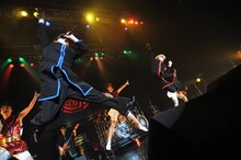 写真は氣志團のライブの様子。「スタンディング・ニッポン」でハイジャンプを決める綾小路翔（写真右）と早乙女光（写真左）。