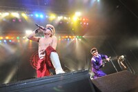 写真は氣志團のライブの様子。