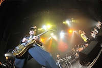 写真はアンコール「スターな男」の様子。アウトロでギターを弾きまくる奥田民生（写真左）。