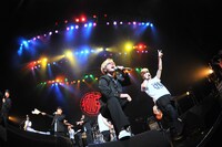 アンコールにて、半ばやけくそのように「SAMURAI 5」を熱唱する阿部義晴（写真中央）と、師匠のそんな姿が見られてうれしそうな綾小路翔（写真右）。